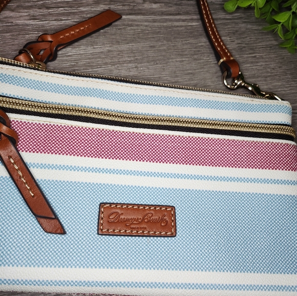 Dooney & Bourke pouchette - Picture 5 of 8